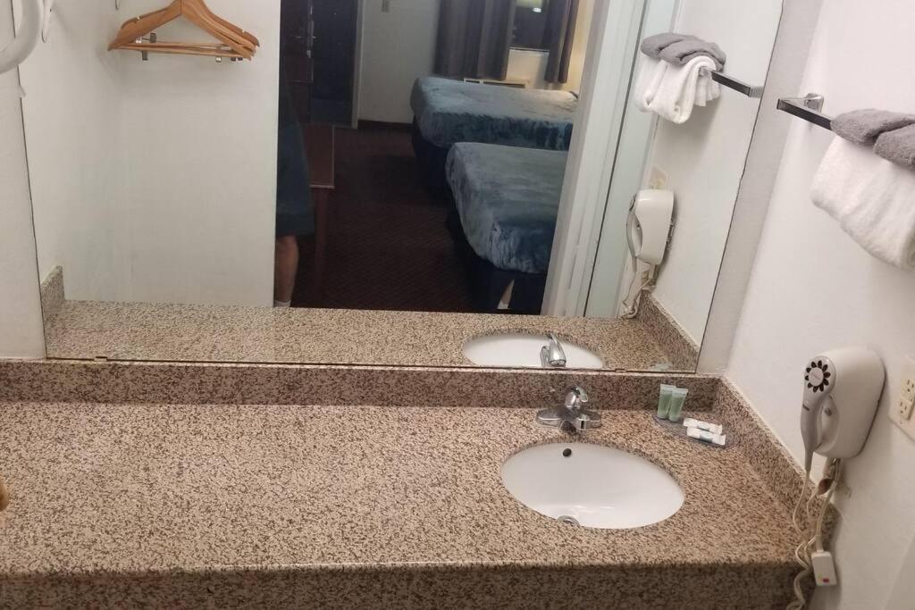 Hotel 2 Queen Beds Hotel Room 222 Wi-Fi Hot Tub Booking Stillwater Exterior foto